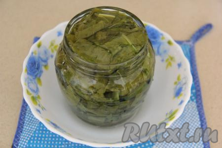 Воду в чайнике довести до кипения. Банку поставить в глубокую тарелку (или миску). В банку тонкой струйкой влить крутой кипяток. Вода должна заполнить банку и перелиться через горлышко.