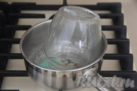 Банку для консервации (я взяла банку объёмом 700 мл) простерилизовать любым удобным способом (я стерилизую над паром). Крышку прокипятить в течение 3-5 минут с момента закипания воды.