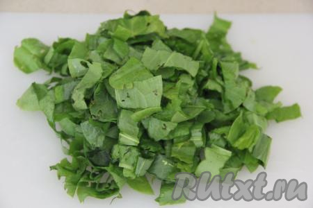 Щавель нарезать ножницами на полоски.