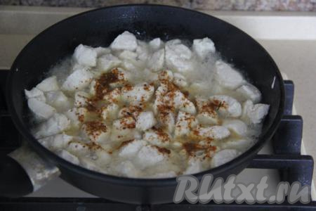 Добавить соль и специи, обжарить кусочки куриного мяса, иногда перемешивая, в течение 10 минут на среднем огне.