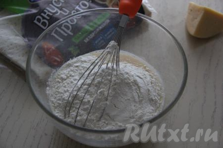 Сюда же всыпать муку и разрыхлитель.