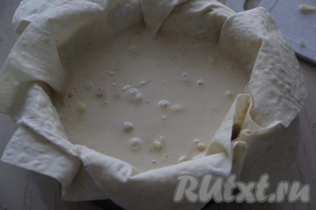 Вылить заливку в форму поверх сыра.