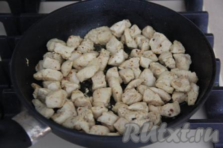 Готовую курицу снять с огня, остудить.