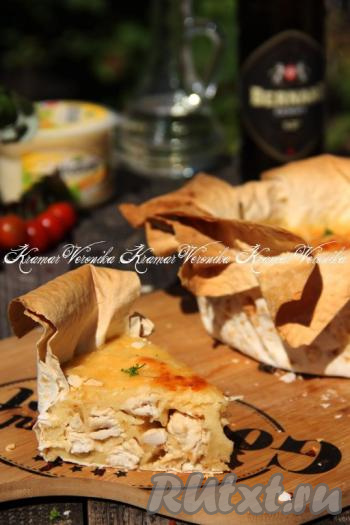 Посмотрите, как хорош пирог из лаваша с курицей и сыром в разрезе. Эта простая выпечка получается и вкусной, и сытной, попробуйте!