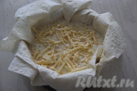 Присыпать оставшимся сыром верх пирога.