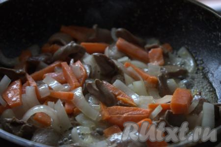 Затем в сковороду к луку и сердечкам добавить очищенную и нарезанную морковь (я морковь нарезала небольшими брусочками, но можно натереть на тёрке), хорошо перемешать, слегка посолить и продолжать обжаривать сердечки с овощами на среднем огне ещё минут 5.