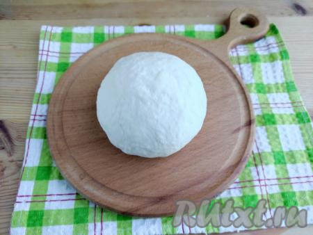 После того как масса слегка остынет, переложить её на твёрдую поверхность и вымесить руками в течение 5-7 минут (до гладкости). Тесто должно получиться мягким, пластичным и не липким. Свернуть его в шар, поместить в пакет и оставить при комнатной температуре на 20 минут.