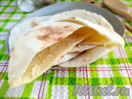 Если сразу разрезать горячую лепёшку, то внутри у неё будет "кармашек" (как на фото), в который можно вложить различные начинки. Испеките вкусные, аппетитные питы на сковороде, ведь готовятся такие лепёшки очень просто и быстро без добавления дрожжей.