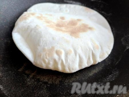 Повторно перевернуть лепёшку. И вот уже видно, как по центру образуется большой шар.