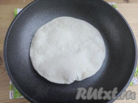 Выложить питу на горячую сухую сковороду. Готовить на среднем огне около 2-3 минут (дождаться появления небольших пузырей).