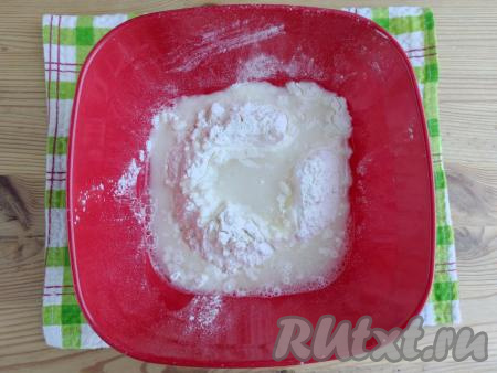 Воду вскипятить и остудить до 80 градусов. Всыпать в воду соль, перемешать. Вылить солёную воду в миску, замешивая тесто вначале ложкой (или лопаткой).