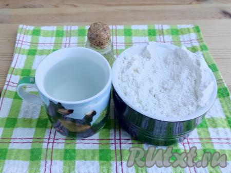 Подготовить продукты для приготовления питы без дрожжей на сковороде.