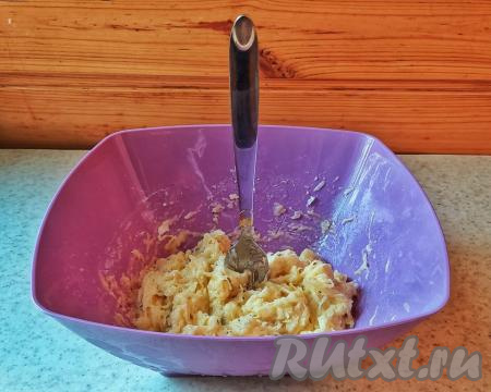 Тщательно перемешать. Картофельное тесто получится пластичным и плотным настолько, что сможет какое-то время удерживать вертикально воткнутую вилку.