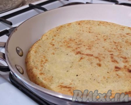 Спустя 8 минут перевернуть картофельную основу для пиццы и&nbsp;подрумянить её с другой стороны в течение 2 минут под крышкой.