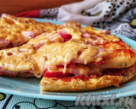 Приготовьте на сковороде картофельную пиццу&nbsp;с начинкой из сыра, помидоров и ветчины, уверена, вкусный домашний ужин вам будет обеспечен!