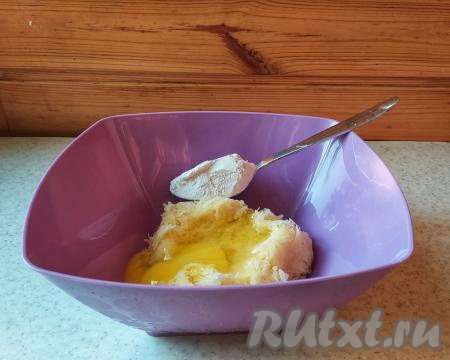 После того как будет отжата жидкость, добавить к картофельной массе сырое яйцо, муку, соль и специи.