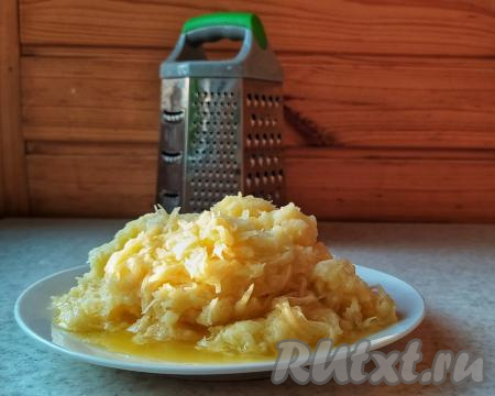 Натереть картофель на мелкой тёрке.