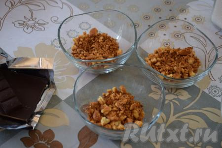 Далее берём креманки (или пиалы) и начинаем собирать десерт из творожного сыра, печенья и фруктов. На дно креманок (или пиал) выкладываем немного крема, сверху насыпаем часть обжаренного остывшего печенья.