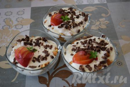 Украшаем десерт фруктами, ягодами, мятой и, по желанию, посыпаем шоколадом.