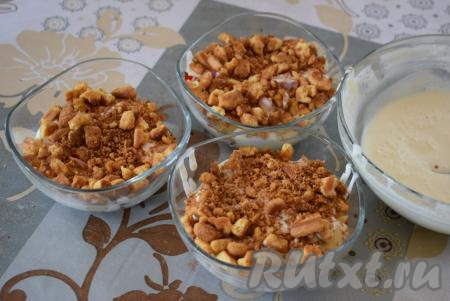 Далее снова выкладываем часть крема. Повторяем слои, пока не закончатся ингредиенты. Верхний слой может быть как кремовым, так и из печенья или фруктов - никаких правил, только ваши личные предпочтения.