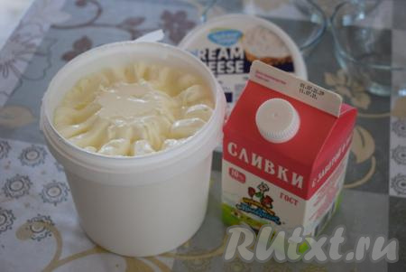 Пока печенье остывает, подготовим ингредиенты для крема. Отвешиваем нужное количество творожного сыра и отмеряем сливки.