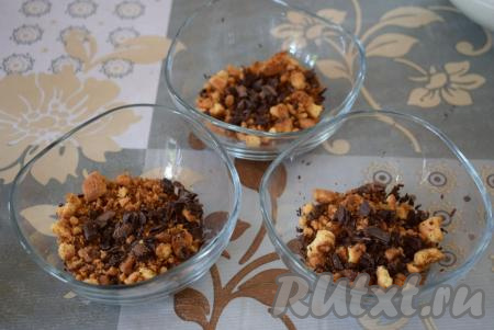 Далее натираем немного шоколада.