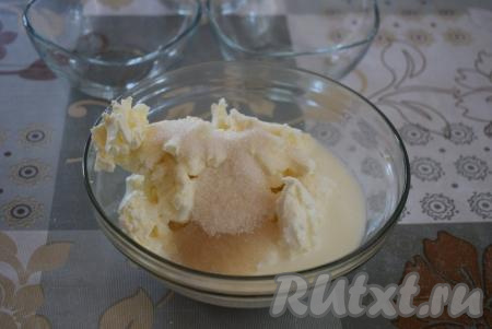 В глубокую миску выкладываем творожный сыр, ванилин, сахар и вливаем сливки.