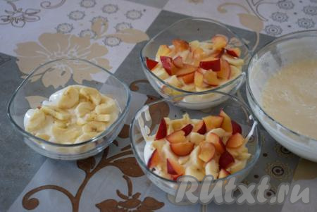 На крем выкладываем кусочки фруктов.