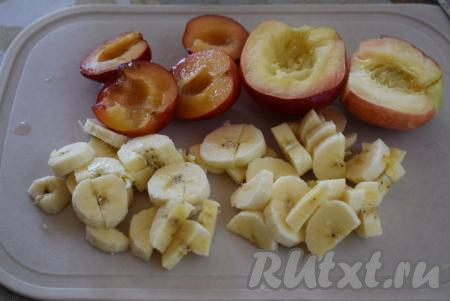 Нарезаем фрукты на кусочки.