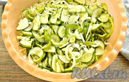 Перемешиваем и оставляем салат при комнатной температуре на 2 часа. За это время ингредиенты ещё пару раз перемешиваем. По прошествии времени из овощей выделится сок.