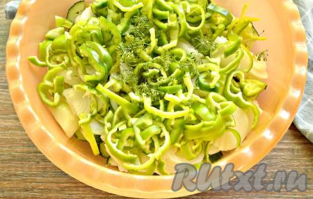 С зонтиков укропа срезаем ножницами семена. Выкладываем семена в миску с&nbsp;салатом.