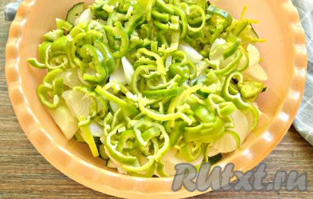 Из болгарского перца (любого цвета) удаляем семенную коробочку с плодоножкой, промываем, убирая оставшиеся семена. 0,5 килограмма подготовленного перца нарезаем полосками и выкладываем в миску с огурцами и луком. 