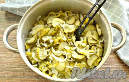 Салат перекладываем в кастрюлю и&nbsp;ставим на плиту. На умеренном огне доводим до кипения. Варим салат из огурцов и болгарского перца с момента закипания в течение 15 минут, периодически перемешивая. За время варки огурцы поменяют свой цвет.