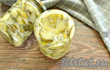 Закручиваем банки прокипячёнными крышками. Ставим банки с салатом вверх дном (на крышки), накрываем одеялом (или пледом) и полностью охлаждаем.