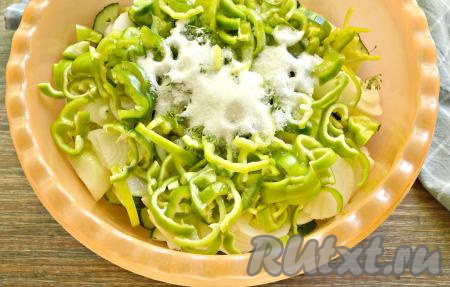 Добавляем сахар, соль, вливаем столовый уксус и растительное масло.