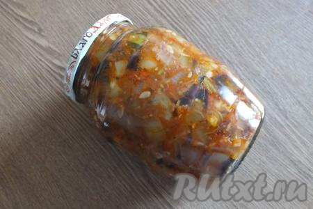 Плотно выложите салат в сухую простерилизованную банку, закрутите прокипячённой сухой крышкой (у меня из указанного количества ингредиентов получилась банка объёмом 0,72 литра&nbsp;и небольшая вазочка объёмом 0,35 литра на пробу), переверните, поставив на крышку, укутайте в одеяло (или в тёплый плед) и в таком виде оставьте до полного остывания. Хранить консервацию можно при комнатной температуре.