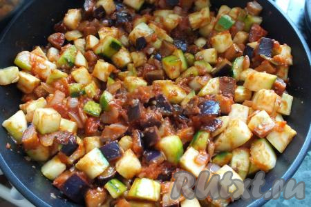 Перемешайте и тушите на небольшом огне ещё&nbsp;7 минут. В процессе обжаривания и тушения не забывайте периодически перемешивать овощи, чтобы они не подгорели.