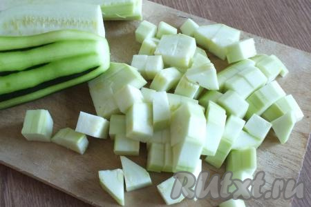 Подготовьте кабачки. Снимите кожицу, нарежьте на кубики со стороной 1,5-2 см.