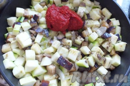 По истечении времени всыпьте соль, сахар, добавьте томатную пасту.