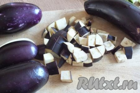 Баклажаны, не очищая от кожуры, нарежьте на кубики такого же размера, как нарезаны и кабачки (со стороной, примерно, 1,5-2 см).