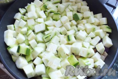 После добавьте нарезанные кабачки, перемешайте и обжаривайте овощи в течение 5-7 минут.&nbsp;