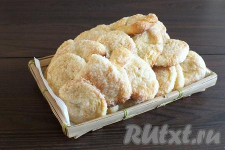 Печенье переложите на тарелку (или в вазочку) и можете сразу же подавать на стол.