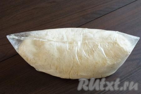 По истечении времени достаньте тесто для голландского печенья из холодильника, оно слегка увеличится в объёме.