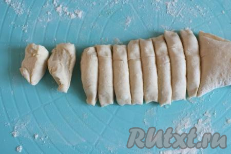 На поверхности, присыпанной мукой, подкатайте одну часть теста в валик длиной 30 см, а затем нарежьте его на кусочки шириной около 1 см.