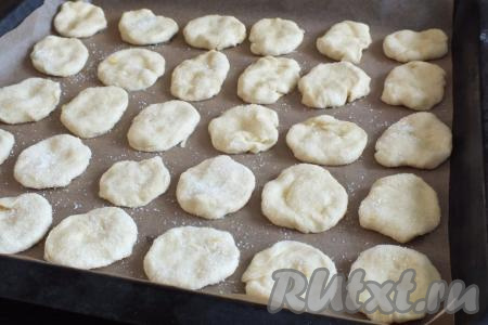 Заготовки выложите на небольшом расстоянии друг от друга на противень, застеленный пергаментной бумагой. Подобным образом поступите со второй частью теста из холодильника. Противень поставьте в разогретую до 180 градусов духовку и готовьте голландское печенье 15-20 минут.&nbsp;