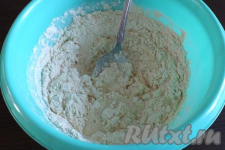 Влейте тёплое молоко (температура молока должна быть около 40 градусов) и начните перемешивать ложкой.