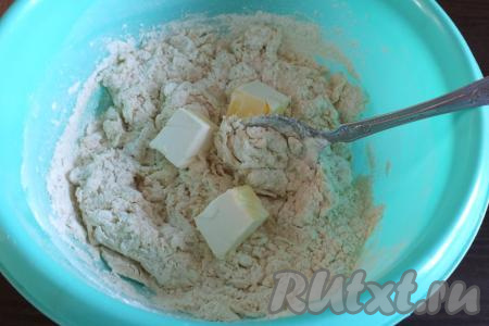 Теперь в миску добавляйте по 3 кусочка размягчённого масла. Всякий раз хорошо перемешивайте. Тесто будет вязким.