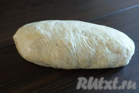 Тесто заверните в полиэтиленовый пакет и уберите в холодильник минимум на 5 часов, максимум - на 12 часов.