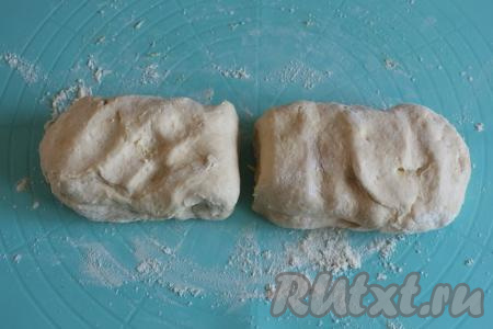 Поделите тесто на две части. Холодное тесто к рукам почти не липнет и с ним удобно работать, но если будет лежать при комнатной температуре, то начнёт сильно липнуть, поэтому вначале будем работать с одной частью теста, а вторую часть пока уберите в холодильник.