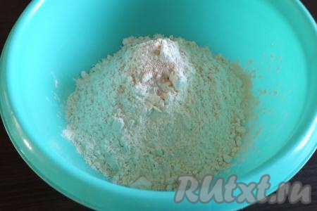 В глубокой миске смешайте муку и дрожжи.